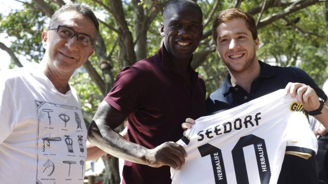 Seedorf posa com um torcedor do Botafogo no Rio de Janeiro