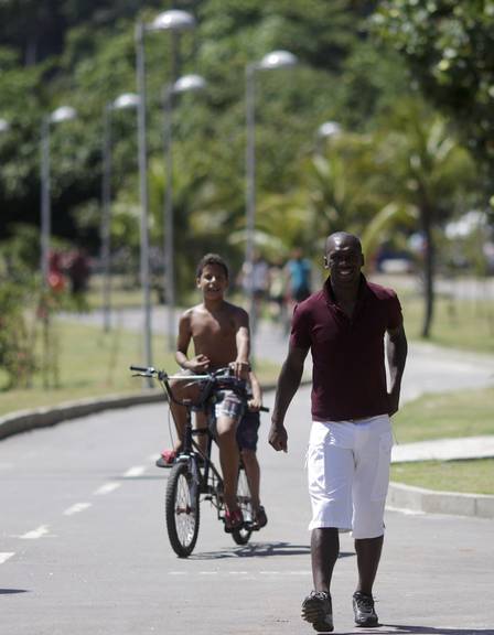 Seedorf caminha pela ciclovia na Zona Sul do Rio