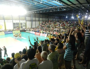 Torcida do Praia Clube no jogo contra o Sesi-SP (Foto: Fabiano Rodrigues/GLOBOESPORTE.COM)