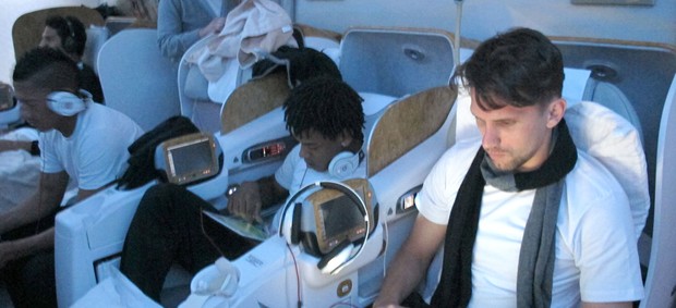 Jogadores do Corinthians no avião para Dubai (Foto: Carlos Augusto Ferrari / Globoesporte.com)