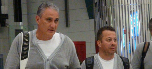 Tite no desembarque do Corinthians em Dubai (Foto: Sergio Gandolphi / globoesporte.com)