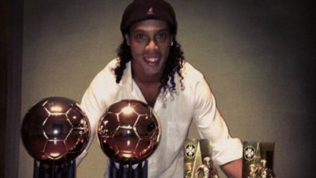 Sobrinho de Ronaldinho parabeniza o tio pela internet