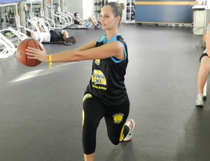 Sara Caixeta, jogadora do Praia Clube (Foto: Felipe Santos/GLOBOESPORTE.COM)