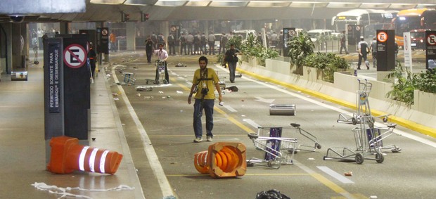 confusão corinthians aeroporto (Foto: Marcos Bezerra/Futura Press/Agência Estado)