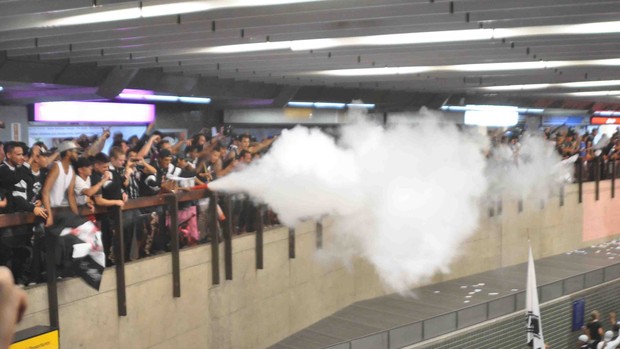 confusão corinthians aeroporto (Foto: Michelle Sprea/Sigma Press/Agência Estado  )