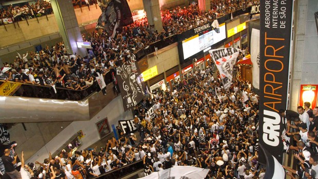 Torcida Corinthians embarque aeroporto (Foto: Gustavo Tilio / Globoesporte.com)