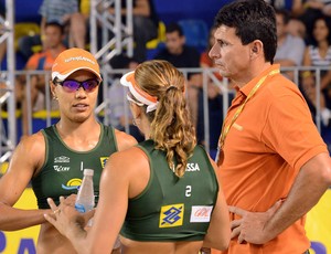 Juliana, Larissa e Reis Castro técnico vôlei de praia (Foto: CBV)