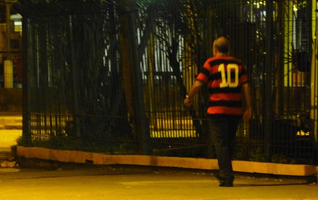 Bandeira de Mello sozinho pela rua (Foto: Vicente Seda / Globoesporte.com)