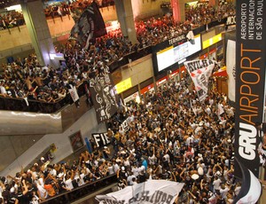 Torcida Corinthians embarque aeroporto (Foto: Gustavo Tilio / Globoesporte.com)