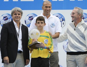 Marcel recebe de Zidane o troféu de melhor jogador do mundo no futsal em 2008 Olimpíadas Escolares Colégio Amorim (Foto: Arquivo Colégio Amorim)