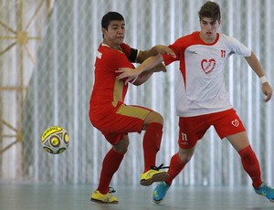 Vinicius Pagoto é puxado por adversário mineiro na semifinal do futsal das Olimpíadas Escolares (Foto: Andre Mourao/AGIF/COB)