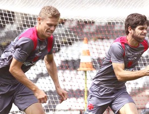 Marlone e Juninho no treino do Vasco (Foto: Marcelo Sadio / Site Oficial do Vasco da Gama)