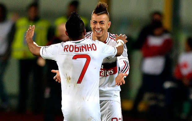 Robinho e Stephan El Shaarawy comemoram gol na partida do Milan contra o Catania (Foto: AP)