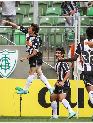 Bernard comemora o primeiro gol do clássico (Foto: Bruno Cantini / Site Oficial do Atlético-MG)