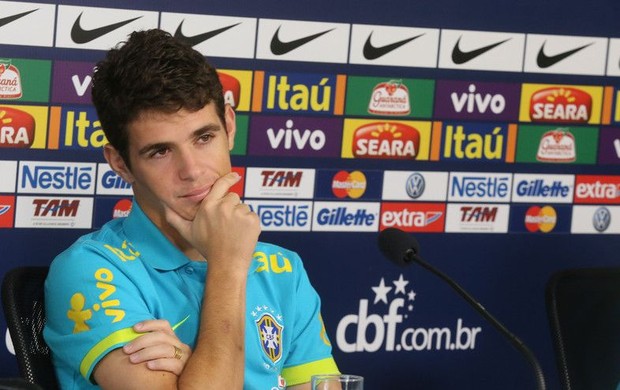 Oscar em coletiva da Seleção (Foto: Mowa Press)