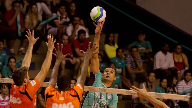 Rivaldo, do Campinas, ataca o bloqueio do São Bernardo (Foto: Divulgação Medley/Campinas)