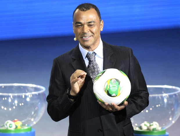 CAfu e bola da copa, Sorteio copa das Confederações, AP (Foto: Agência AP)