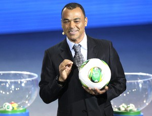 CAfu e bola da copa, Sorteio copa das Confederações, AP (Foto: Agência AP)