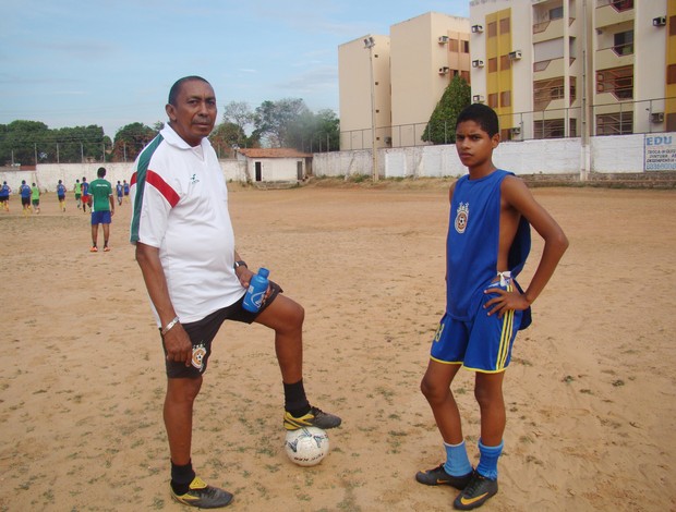 Francisco Matheus e o treinador Toinho 2 (Foto: Náyra Macêdo/GLOBOESPORTE.COM)