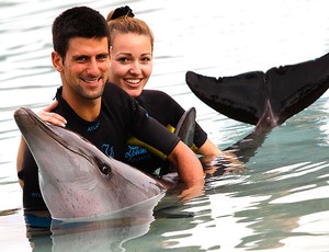 Djokovic e a namorada nadando com golfinhos (Foto: AP)