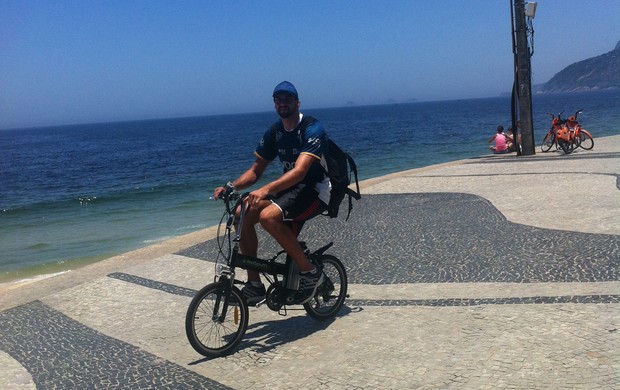 Lucão usa a bicicleta elétrica como meio de transporte para ir aos treinos do Rio de Janeiro (Foto: Paula Grassini/divulgação)