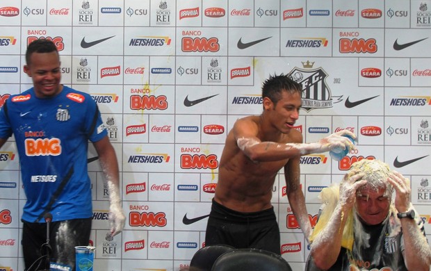 Neymar ovada Muricy Ramalho Santos (Foto: Marcelo Hazan / Globoesporte.com)