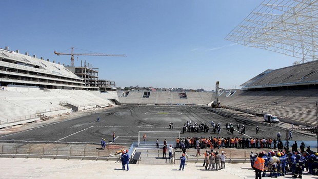  Comitiva da Fifa e integrantes do Comitê Organizador Local (COL) da Copa do Mundo de 2014 visitam as obras do futuro estádio do Corinthians (Foto: Miguel Schincariol / Agência Estado)