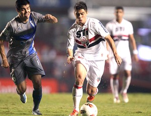 Osvaldo na partida do São Paulo contra o Universidad AP (Foto: AP)