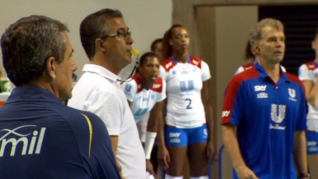 Zé Roberto e Bernardinho, durante partida entre Campinas e Rio de Janeiro (Foto: Carlos Velardi / EPTV)