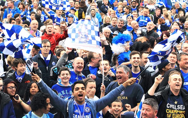 torcida do Chelsea na festa do título da Liga dos Campeões (Foto: Reuters)