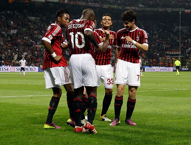 robinho thiago silva alexandre pato seedorf milan gol cagliari (Foto: agência AP)