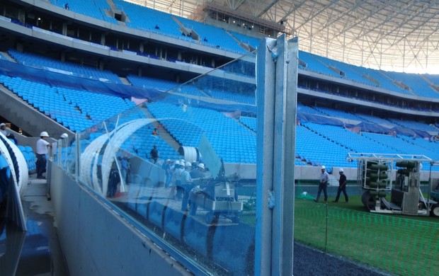 Vidros temperados são colocados na Arena do Grêmio (Foto: Hector Werlang/Globoesporte.com)