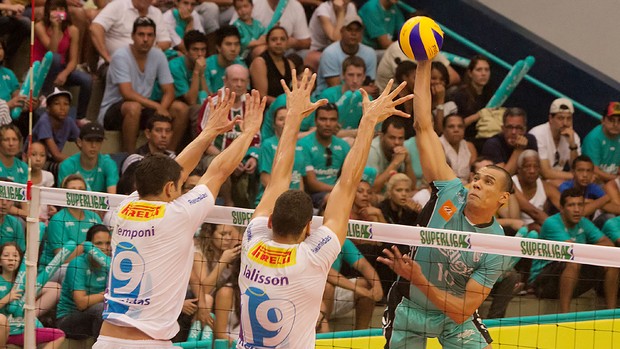 Rivaldo ataca para fazer ponto contra o Vôlei Futuro (Foto: Cinara Piccolo/ Divulgação Medley)