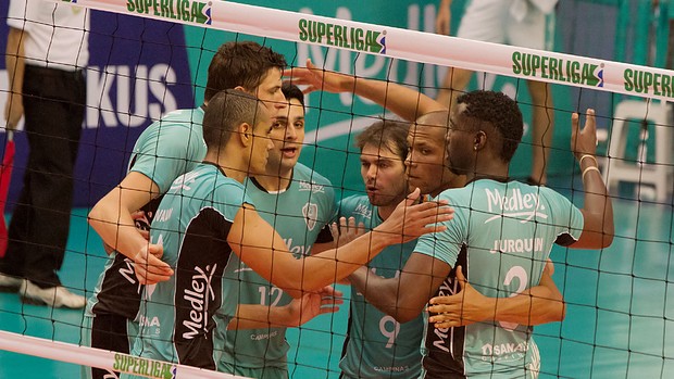 Jogadores do Campinas comemoram ponto contra Vôlei Futuro (Foto: Cinara Piccolo/ Divulgação Medley)