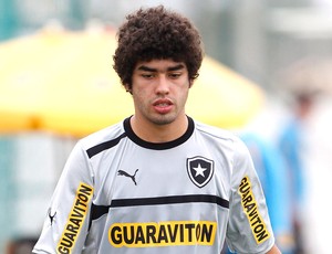 Bruno Mendes no treino do Botafogo (Foto: Jorge William / Ag. O Globo)