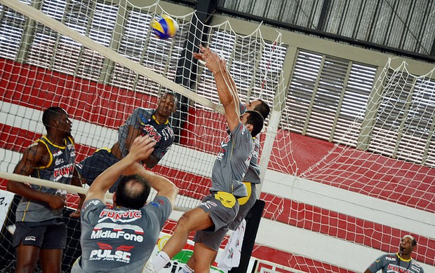 Equipe de vôlei de Pindamonhangaba treina para Superliga (Foto: Luis Claudio Antunes/PortalR3)