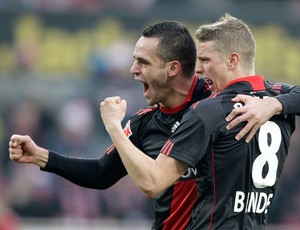 Renato Augusto Lars Bender gol Bayer Leverkusen (Foto: AP)