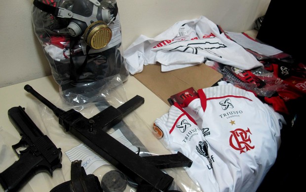 Torcedores flamengo presos Material confiscado em operação da polícia civil (Foto: Rafael Cavalieri / Globoesporte.com)