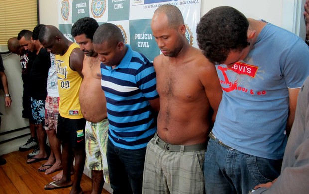 Torcedores flamengo presos Material confiscado em operação da polícia civil (Foto: Rafael Cavalieri / Globoesporte.com)