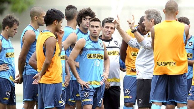 Oswaldo de Oliveira conversa com time do Botafogo (Foto: Alexandre Cassiano / Agência o Globo)