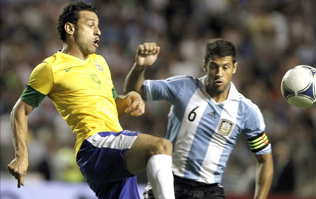 Fred e Sebastian Dominguez, Argentina e Brasil (Foto: Agência EFE)