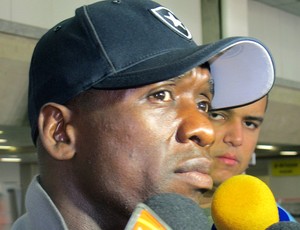 Seedorf no desembarque do Botafogo (Foto: Fred Huber / Globoesporte.com)