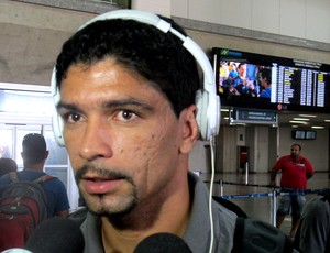 Renato no desembarque do Botafogo (Foto: Fred Huber / Globoesporte.com)