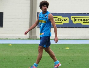 Bruno Mendes treino Botafogo (Foto: Gustavo Rotstein / Globoesporte.com)