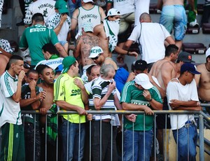 Torcida do Palmeiras sofre com gás em Araraquara (Foto: Marcos Ribolli / Globoesporte.com)