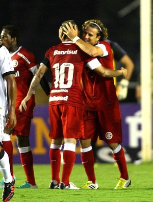 Forlan comemora gol do Internacional contra o Vasco (Foto: Guilherme Pinto / Ag. O Globo)