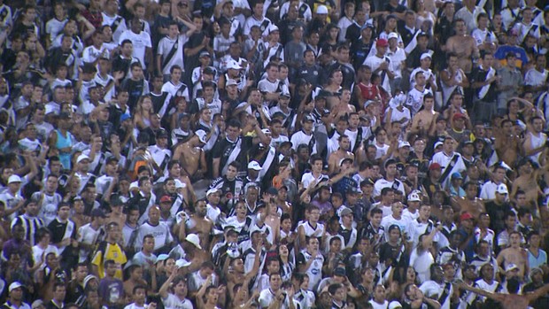 Torcida da Ponte deu show à parte nesta quarta, contra o Náutico (Foto: Carlos Velardi/ EPTV)