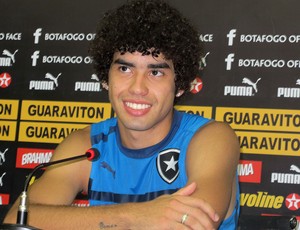 Bruno Mendes na coletiva do Botafogo (Foto: Raphael Marinho / Globoesporte.com)