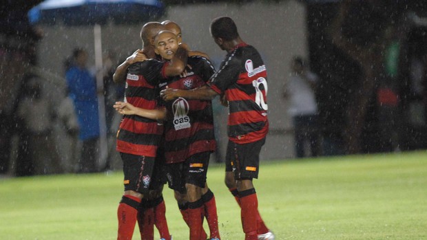 Nino gol Vitória (Foto: Romildo de Jesus / Ag. Estado)