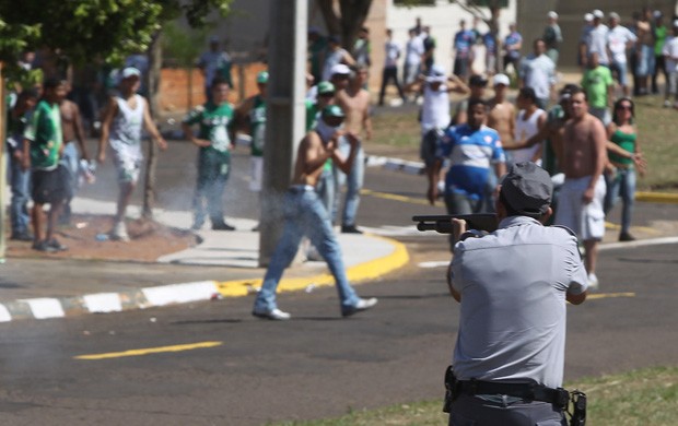 Torcida do Palmeiras em confronto com a Polícia Militar (Foto: Alex Silva/Agência Estado)